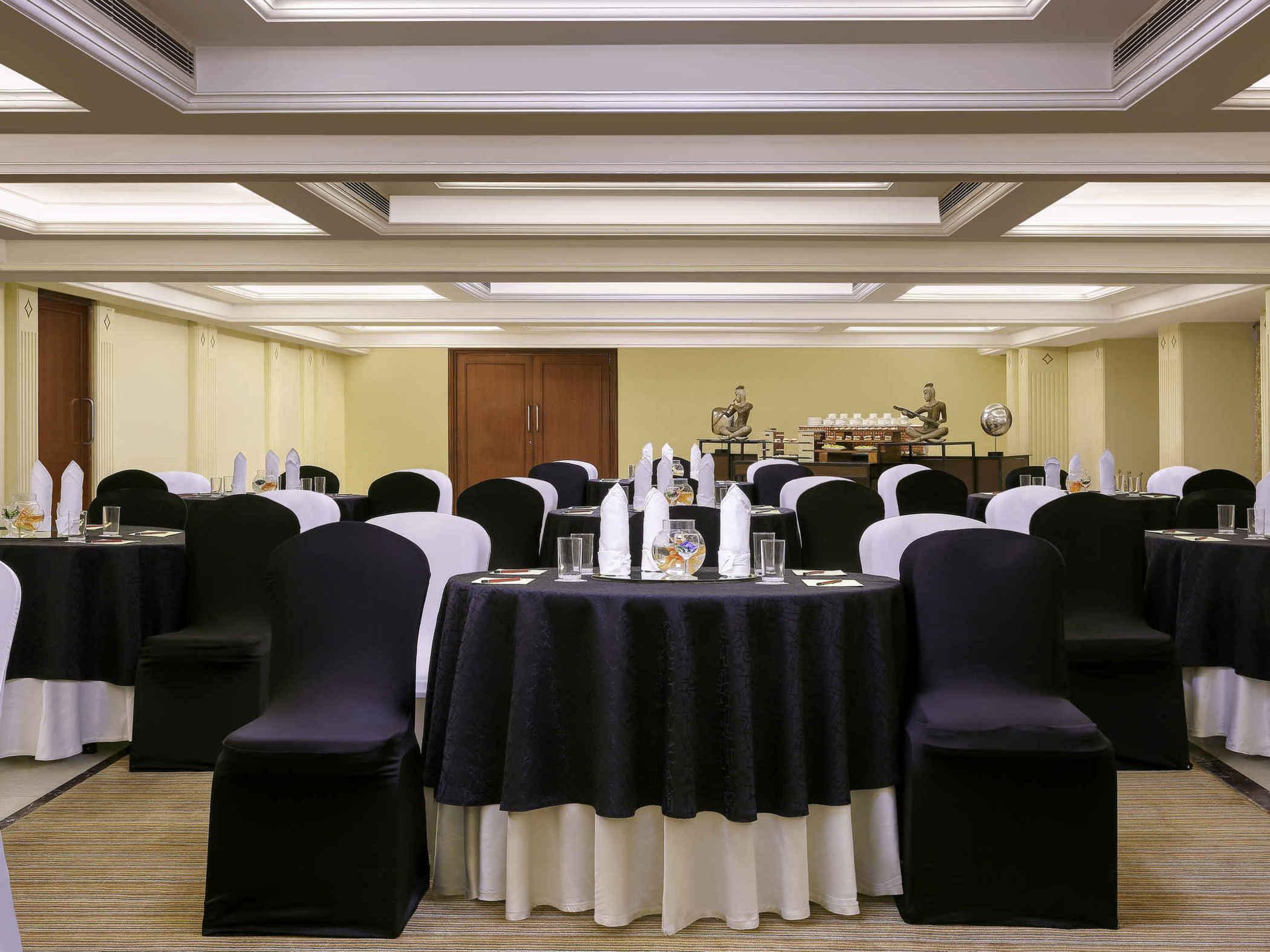 Grand Mercure Vadodara Surya Palace Exterior foto