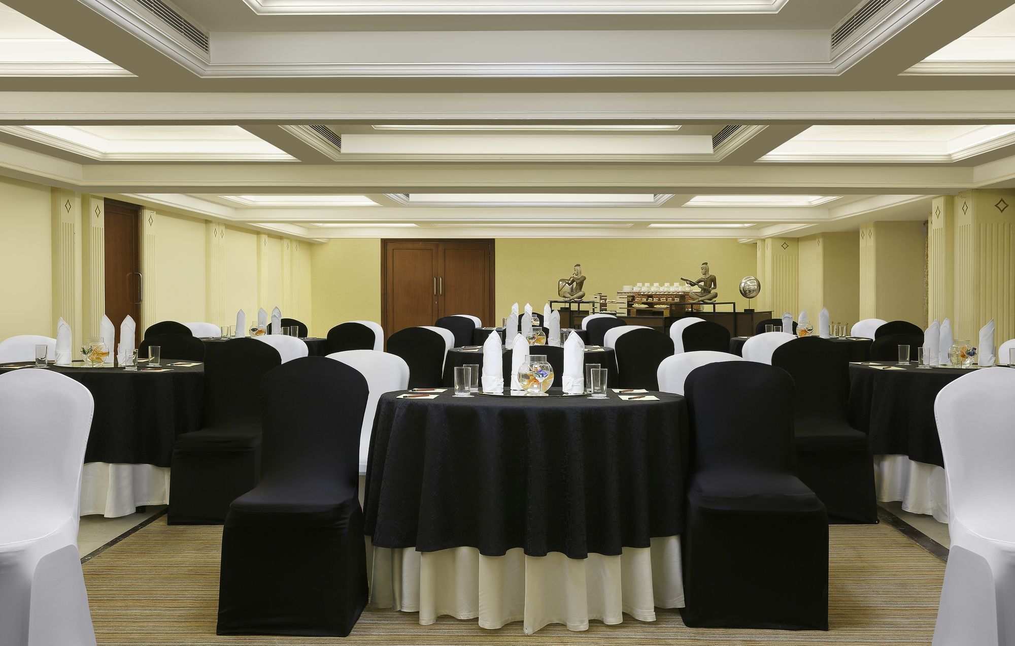 Grand Mercure Vadodara Surya Palace Exterior foto